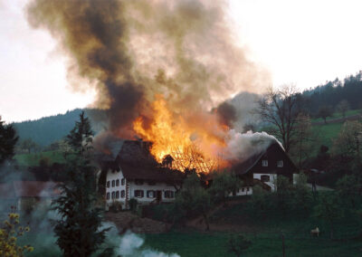 Am 11. April 2002 steht der Wanglerhof im Wurzgraben in Flammen. Feuerwehren von Schweighausen bis Lahr waren im Einsatz.