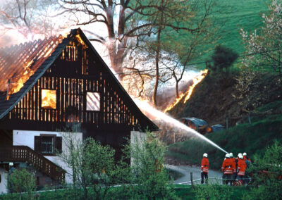 Am 11. April 2002 steht der Wanglerhof im Wurzgraben in Flammen. Feuerwehren von Schweighausen bis Lahr waren im Einsatz.