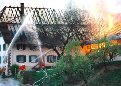 Am 11. April 2002 steht der Wanglerhof im Wurzgraben in Flammen. Feuerwehren von Schweighausen bis Lahr waren im Einsatz.