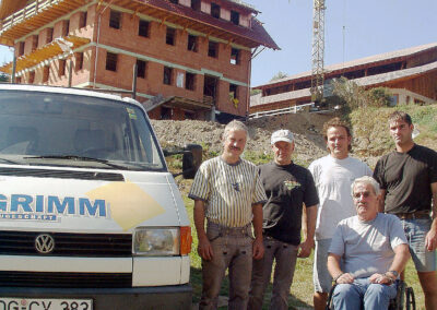 Mai 2004: Blick auf den Neubau des Wanglerhofs. Die ortsansässige Baufirma Grimm hatte das Hofgebäude mit Stallung neu aufgebaut.