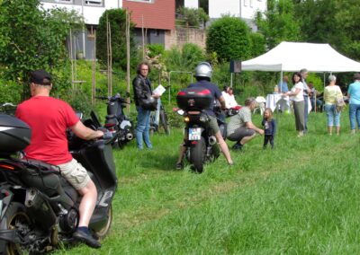 Mai 2022: Eindrücke vom Bike(r)-Gottesdienst auf Wangler's Matt. „Allzeit gute Fahrt – Segen für deinen Weg“ lautete das Motto.