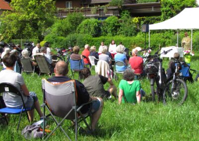 Mai 2022: Eindrücke vom Bike(r)-Gottesdienst auf Wangler's Matt. „Allzeit gute Fahrt – Segen für deinen Weg“ lautete das Motto.