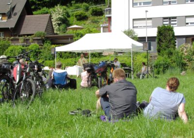 Mai 2022: Eindrücke vom Bike(r)-Gottesdienst auf Wangler's Matt. „Allzeit gute Fahrt – Segen für deinen Weg“ lautete das Motto.