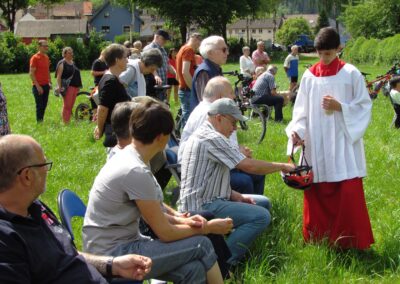 Mai 2022: Eindrücke vom Bike(r)-Gottesdienst auf Wangler's Matt. „Allzeit gute Fahrt – Segen für deinen Weg“ lautete das Motto.