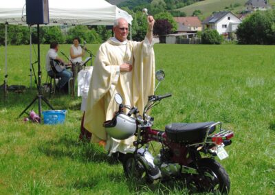 Mai 2022: Segnung beim Bike(r)-Gottesdienst auf Wangler's Matt. Dekan Johannes Mette gesegnete die Zweiräder und wünschte „Allzeit gute Fahrt!“.