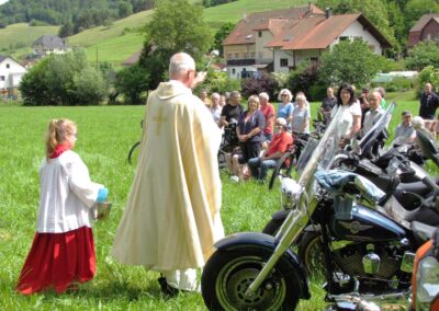 Mai 2022: Segnung beim Bike(r)-Gottesdienst auf Wangler's Matt. Dekan Johannes Mette gesegnete die Zweiräder und wünschte „Allzeit gute Fahrt!“.