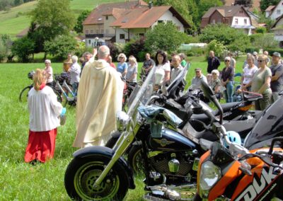 Mai 2022: Segnung beim Bike(r)-Gottesdienst auf Wangler's Matt. Dekan Johannes Mette gesegnete die Zweiräder und wünschte „Allzeit gute Fahrt!“.