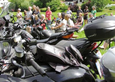 Mai 2022: Segnung beim Bike(r)-Gottesdienst auf Wangler's Matt. Dekan Johannes Mette gesegnete die Zweiräder und wünschte „Allzeit gute Fahrt!“.