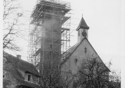 Kirche von 1922 bis 2022: Kirchturmbau im Jahre 1958. Es werden weitere Fotos für die geplante Bilderausstellung gesucht!