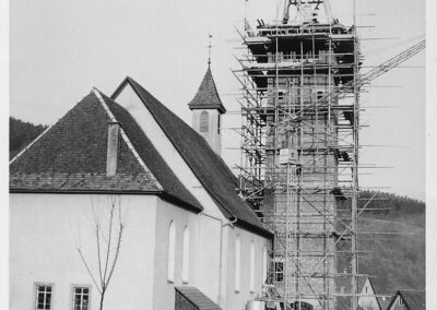 Bilderpräsentation im Pfarrsaal: Kirchturmbau im Jahre 1958. Diese und weitere Fotos zur Kirche und Kirchengemeinde gibt es beim Pfarrfest zu sehen.