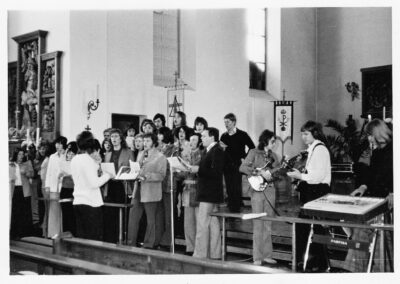 Bilderpräsentation im Pfarrsaal: Jazzmesse in der Pfarrkirche im Jahre 1975. Dieses und weitere Fotos zur Kirche und Kirchengemeinde gibt es beim Pfarrfest zu sehen.