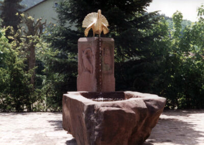 Rechtzeitig zum Fest wurde der Jagdbrunnen mit einem golden glänzenden Auerhahn als Wasserspender beim Gasthaus „Zum Engel“ fertiggestellt.