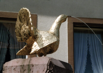 Rechtzeitig zum Fest wurde der Jagdbrunnen mit einem golden glänzenden Auerhahn als Wasserspender beim Gasthaus „Zum Engel“ fertiggestellt.