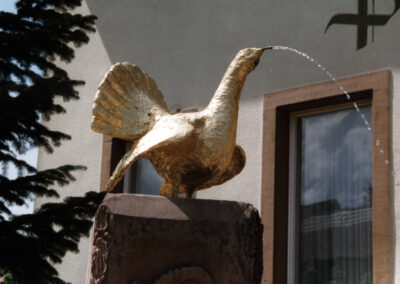 Rechtzeitig zum Fest wurde der Jagdbrunnen mit einem golden glänzenden Auerhahn als Wasserspender beim Gasthaus „Zum Engel“ fertiggestellt.