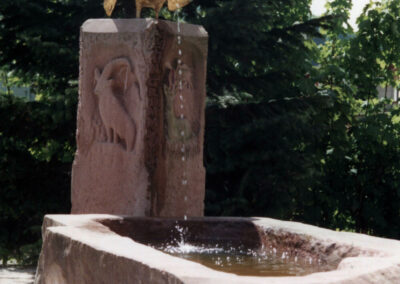 Rechtzeitig zum Fest wurde der Jagdbrunnen mit einem golden glänzenden Auerhahn als Wasserspender beim Gasthaus „Zum Engel“ fertiggestellt.