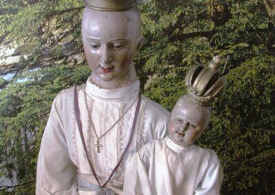 Die Statue Madonna mit Kind ist seit 1922 in Privatbesitz. Die stehende Muttergottes mit dem Jesuskind strahlt eine majestätische Anmut aus.