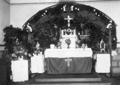 Gewährt dieses Foto einen Blick in das Innere der alten Dreifaltigkeitskapelle? Es gibt Zweifel, ob es sich bei der Aufnahme um den Altarraum des alten Kirchleins handelt.