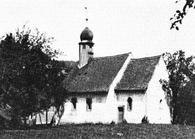 Das alte Kirchlein, die Kapelle zur Heiligen Dreifaltigkeit. Im Jahre 1922 wurde die Dreifaltigkeitskapelle abgerissen, um Platz für eine neue Kirche zu schaffen.