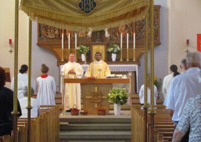 Fronleichnam 2022: Der Festgottesdienst in der Pfarrkirche St. Johannes. Das Hochamt wurde von Pater Thomaskutty Chempilayil und Diakon Joachim Swientek geleitet.