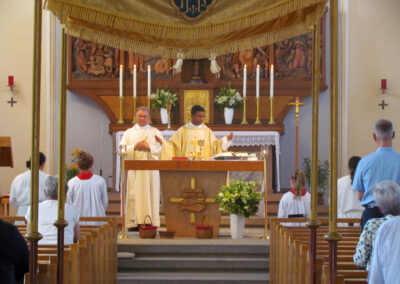 Fronleichnam 2022: Der Festgottesdienst in der Pfarrkirche St. Johannes. Das Hochamt wurde von Pater Thomaskutty Chempilayil und Diakon Joachim Swientek geleitet.