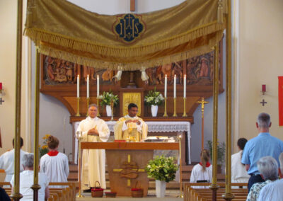 Fronleichnam 2022: Der Festgottesdienst in der Pfarrkirche St. Johannes. Das Hochamt wurde von Pater Thomaskutty Chempilayil und Diakon Joachim Swientek geleitet.