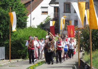 Fronleichnam 2022: Der Festgottesdienst in der Pfarrkirche St. Johannes. Das Hochamt wurde von Pater Thomaskutty Chempilayil und Diakon Joachim Swientek geleitet.