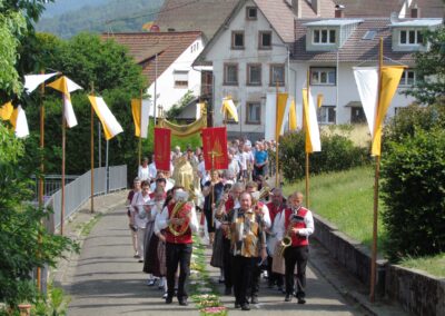 Fronleichnam 2022: Der Festgottesdienst in der Pfarrkirche St. Johannes. Das Hochamt wurde von Pater Thomaskutty Chempilayil und Diakon Joachim Swientek geleitet.