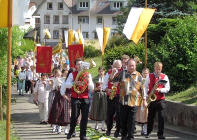 Fronleichnam 2022: Der Festgottesdienst in der Pfarrkirche St. Johannes. Das Hochamt wurde von Pater Thomaskutty Chempilayil und Diakon Joachim Swientek geleitet.