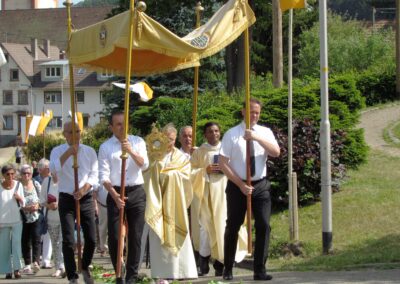 Fronleichnam 2022: Der Festgottesdienst in der Pfarrkirche St. Johannes. Das Hochamt wurde von Pater Thomaskutty Chempilayil und Diakon Joachim Swientek geleitet.