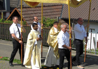 Fronleichnam 2022: Der Festgottesdienst in der Pfarrkirche St. Johannes. Das Hochamt wurde von Pater Thomaskutty Chempilayil und Diakon Joachim Swientek geleitet.