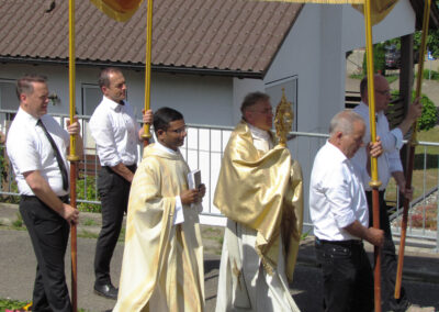 Fronleichnam 2022: Der Festgottesdienst in der Pfarrkirche St. Johannes. Das Hochamt wurde von Pater Thomaskutty Chempilayil und Diakon Joachim Swientek geleitet.