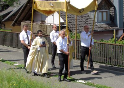 Fronleichnam 2022: Der Festgottesdienst in der Pfarrkirche St. Johannes. Das Hochamt wurde von Pater Thomaskutty Chempilayil und Diakon Joachim Swientek geleitet.