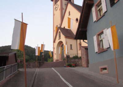 Fronleichnam 2022: Der Festgottesdienst in der Pfarrkirche St. Johannes. Das Hochamt wurde von Pater Thomaskutty Chempilayil und Diakon Joachim Swientek geleitet.