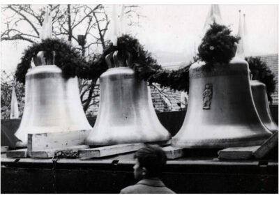 Glockenweihe im November 1958: Das vierstimmige Geläut der Glockengießerei Friedrich Wilhelm Schilling wurde in Heidelberg aus Bronze gegossen.