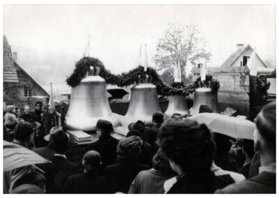 Glockenweihe im November 1958: Das vierstimmige Geläut der Glockengießerei Friedrich Wilhelm Schilling wurde in Heidelberg aus Bronze gegossen.