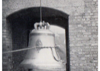 Anfang 1959 wird die Glocke der Heiligen Dreifaltigkeit am neuen Turm hochgezogen. Sie hat einen Durchmesser von 1155 Millimeter und wiegt stattliche 1037 Kilogramm.