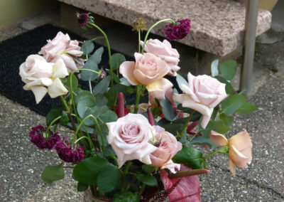 Patrozinium 2022: Vom Hochzeitsschmuck zur Straßenzierde – die Rosen am Wegesrand dienten tags zuvor noch als Tischschmuck bei einer Hochzeit.