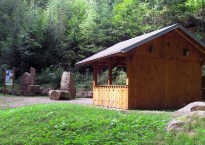 September 2021: Impressionen vom Rastplatz Sandgrube-Hütte. Erbaut wurde die Hütte im Jahre 2017.