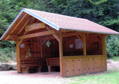 September 2021: Impressionen vom Rastplatz Sandgrube-Hütte. Erbaut wurde die Hütte im Jahre 2017.