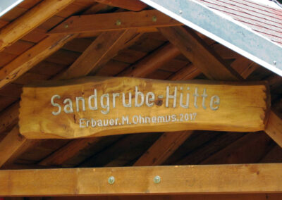 September 2021: Impressionen vom Rastplatz Sandgrube-Hütte. Erbaut wurde die Hütte im Jahre 2017.