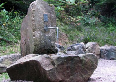 September 2021: Impressionen vom Brunnen am Totenweg auf dem im Jahre 2017 eingerichteten Rastplatz Sandgrube-Hütte.