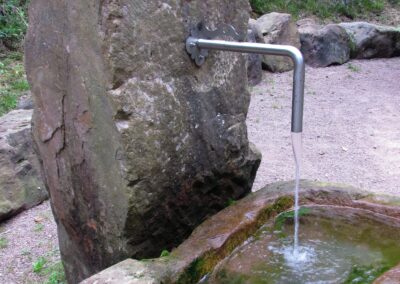 September 2021: Impressionen vom Brunnen am Totenweg auf dem im Jahre 2017 eingerichteten Rastplatz Sandgrube-Hütte.