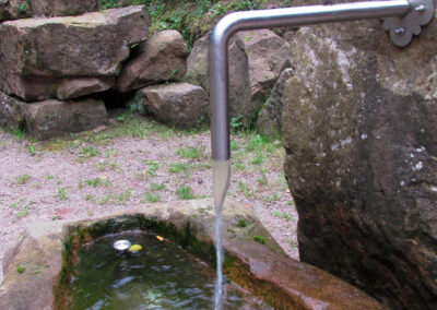 September 2021: Impressionen vom Brunnen am Totenweg auf dem im Jahre 2017 eingerichteten Rastplatz Sandgrube-Hütte.