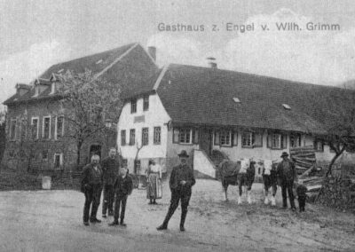 Alte Postkarten-Ansicht vom Gasthaus „Zum Engel“ aus der Zeit als Nagelschmied Wilhelm Grimm das Wirtshaus ersteigerte und neuer Engelwirt wurde.