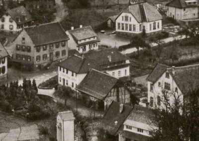 Das Gasthaus „Zum Engel“ in den 1960er-Jahren – eingebettet im Ortskern. Ein Fotoausschnitt aus einer alten Postkarte.