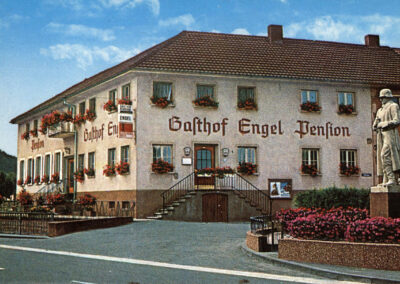 Alte Postkarten-Ansicht vom Gasthaus „Zum Engel“. Die Postkarte gibt es als Einzelkarte, aber auch als Doppelkarte – also zwei Fotos auf einem Postkartenformat.