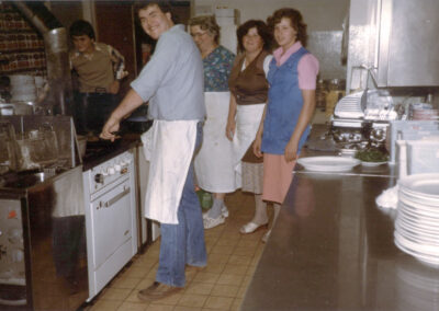 Der aktuelle Engelwirt Martin Grimm (Jahrgang 1958) mit seinem Küchenteam im Oktober 1981.