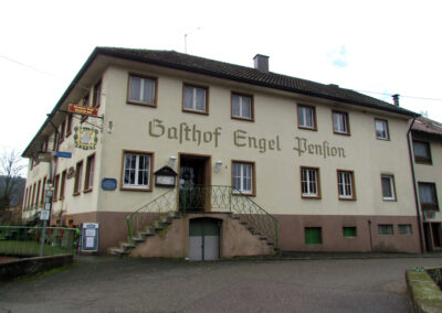 Januar 2022: Blick auf das Gasthaus „Zum Engel“. Zu Corona-Zeiten ging es am Haupteingang rein und seitlich an der Saaltür wieder nach draußen.