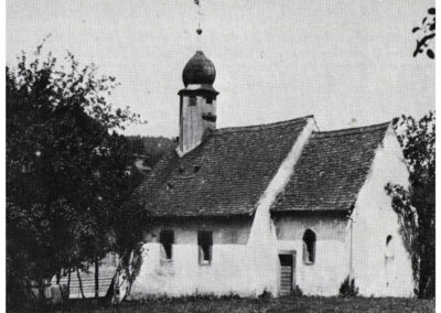 Dörlinbachs alte Dreifaltigkeitskapelle, die im Jahre 1922 abgerissen wurde. Hier stand einst die renovierungsbedürftige Madonna mit Kind.