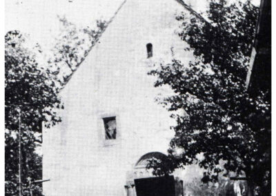 Blick auf den Eingangsbereich zur Kapelle Zu Ehren der Heiligen Dreifaltigkeit. Das kleine Kirchlein wurde 1922 zugunsten einer größeren Kirche abgerissen.